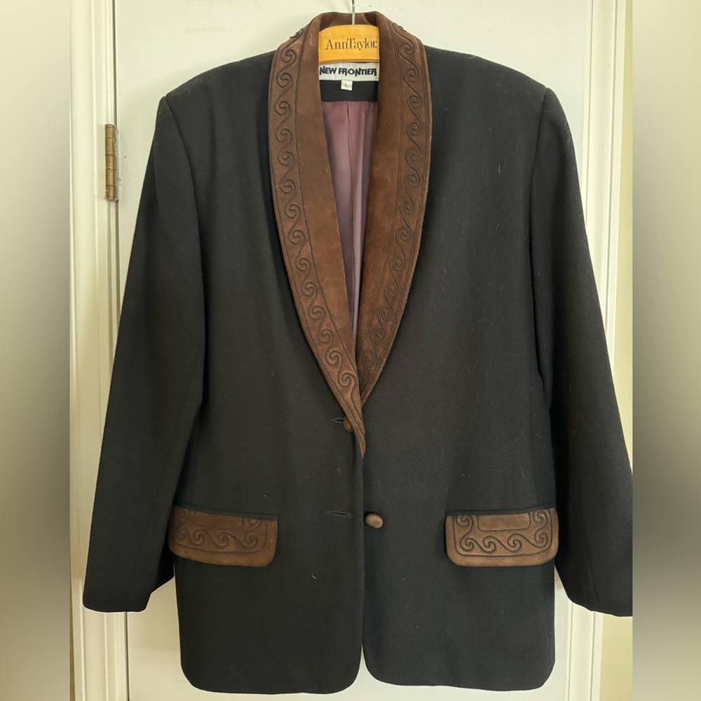 Black wool blazer with suede collar and pocket